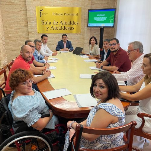 El alcalde en funciones, Francisco Miranda, ha asistido, en la Diputación, a la presentación de el proyecto Renaturavía