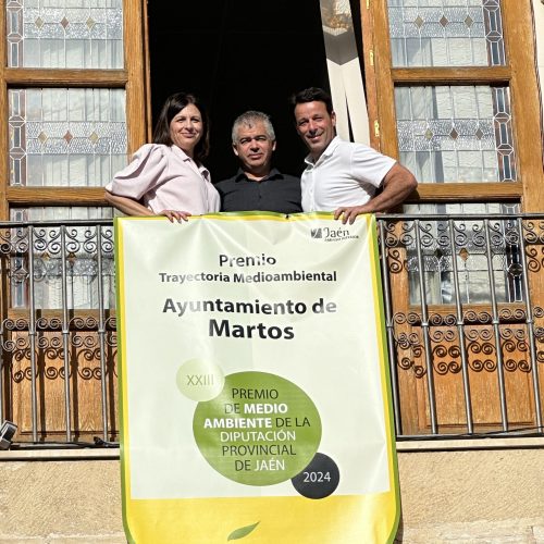 El balcón del Ayuntamiento de Martos ya luce el pendón del XXIII Premio de Medio Ambiente de la Diputación Provincial