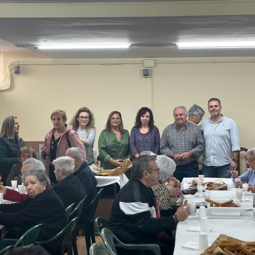 Desayuno vecinal y charla de seguridad para los mayores de Monte Lope Álvarez