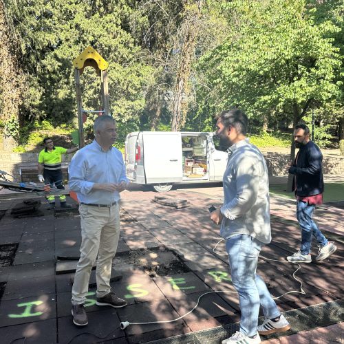 La reforma integral de los parques infantiles de Martos, al 50%