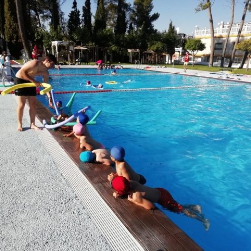 El Ayuntamiento de Martos pone en marcha los Cursos de Natación 2025