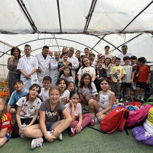 El taller ‘Cultivando Inclusión’ une a escolares y usuarios del Centro Ocupacional en una jornada en el vivero