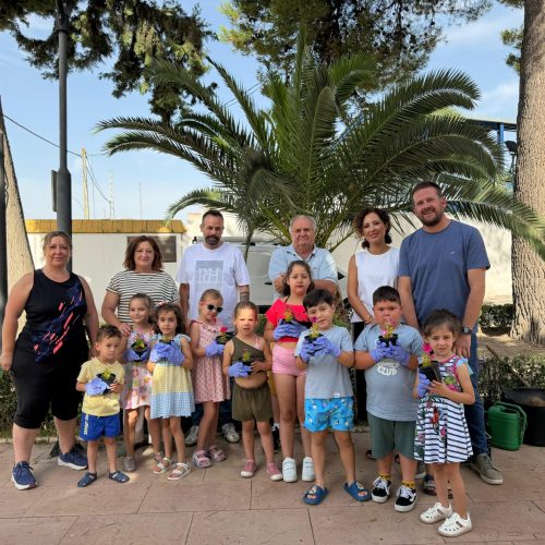 El alumnado del CEIP Fernando IV de Monte Lope Álvarez participa en una plantación