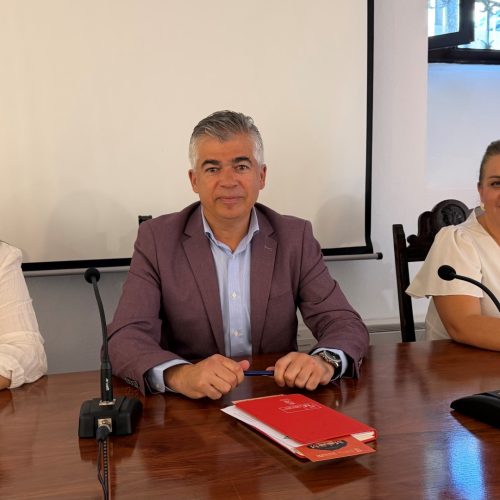 Los ayuntamientos de Martos y de Santiago de Calatrava denuncian que 25 familias se han quedado sin transporte escolar por la “dejadez” de la Junta de Andalucía