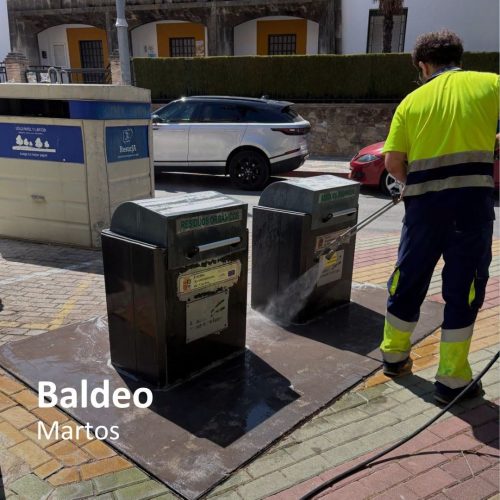 El Ayuntamiento intensifica las labores de baldeo durante el verano
