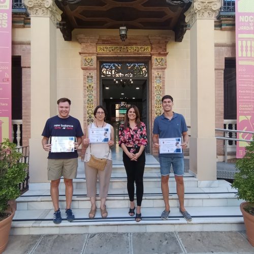 El Ayuntamiento entrega tres becas de 600 € a estudiantes dentro de su convenio con la UJA
