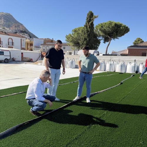 La reforma del campo de fútbol Ciudad de Martos entra en su fase final con la instalación del césped