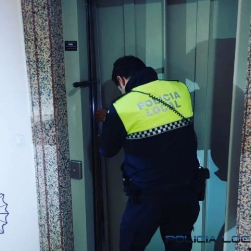 La Policía Local libera a dos personas que se habían quedado atrapadas en un ascensor