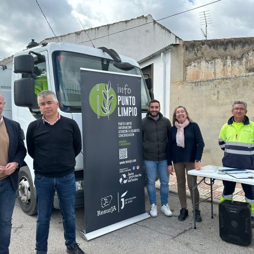 El punto limpio móvil de Las Casillas se convierte en un punto de atención a los usuarios sobre reciclaje y la recogida de basura