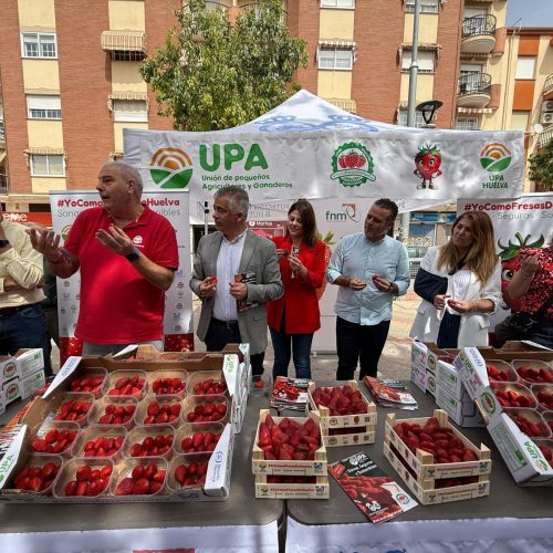 Martos degusta la fresa de Huelva en una campaña de apoyo al campo andaluz