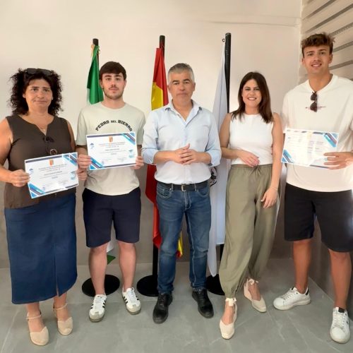 Emilio Torres recibe a los estudiantes beneficiarios de las ayudas municipales complementarias a las becas Erasmus