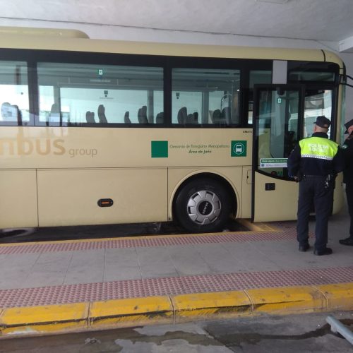 La Policía Local inspecciona los autobuses que realizan la ruta Martos-Jaén