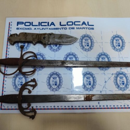 La Policía Local interviene a un individuo dos espadas de 37 centímetros de hoja