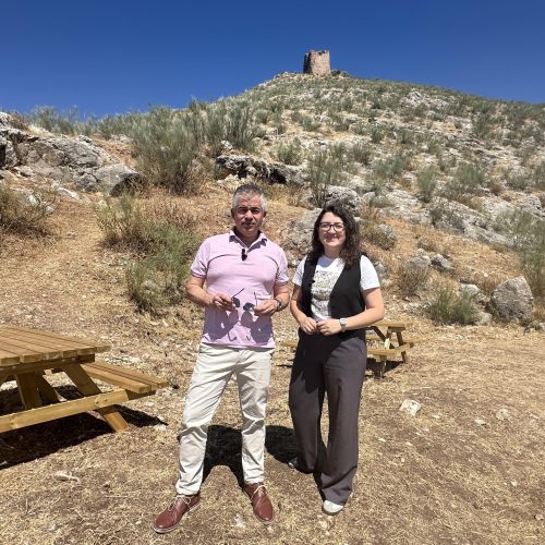 El Ayuntamiento interviene en la adecuación y señalización del sendero de subida al Castillo de la Peña